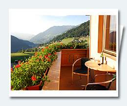 Der Balkon mit Klapptisch und Panoramablick